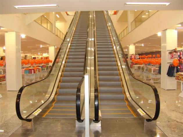 Shopping terá de indenizar criança que ficou presa em escada rolante