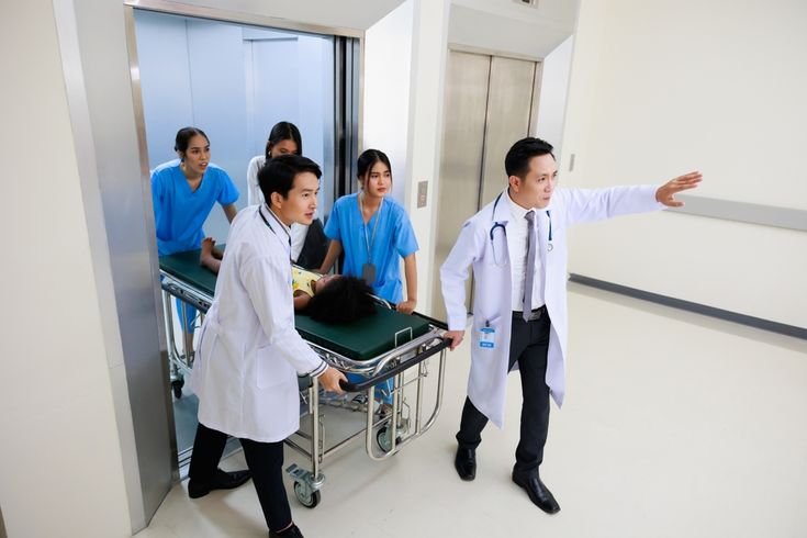 Group,Of,Asian,Medics,Or,Doctors,Push,Stretcher,With,Seriously